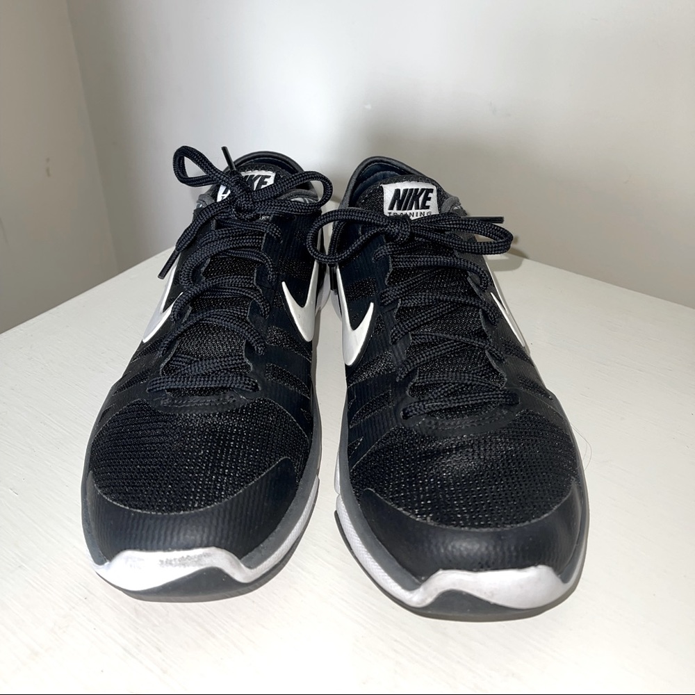 Black Nikes size 7.5
